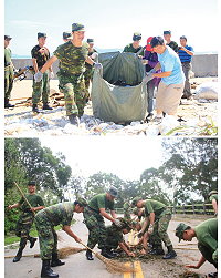 (上圖)陳指揮官與楊縣長共同協助颱風過後淨灘活動。(下圖)潭美颱風侵襲造成路樹倒塌,陳指揮官親自帶隊與官兵協助復原工作。(圖/文:呂則賢)