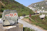 健行隊伍前往一線天。(圖/文:賴騰彥)