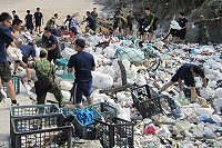 莒光鄉公所清潔人員與國軍弟兄的力量,一起整理東莒猛澳後面的后澳沙灘。(圖:莒光鄉公所提供)