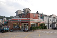 縣警局表示,今年1至7月於南竿清水7-11前取締違規停車已達36件,提醒駕駛人不要因為一時購物方便,於紅線停車,影響珠螺往清水、山線來車的視距與安全。(圖/文:邱竟瑋)