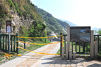 　受颱風影響北竿北海坑道內部設施損毀，坑道暫時封閉禁止遊客進入。（圖／文：陳鵬雄）