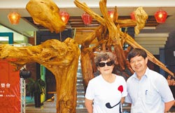 董陽孜(左)「誠」字雕塑,於馬祖展出。董陽孜與連江縣長楊綏生合影。(邱祖胤攝)