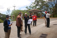 南竿雲台山坡度較陡,大型遊覽車險象環生,縣長楊綏生昨率領相關人員前往視察,要求於「南竿鄉人行環境改善工程」中設法減緩坡度,並提升該處的人行環境設施。(圖/文:邱竟瑋)