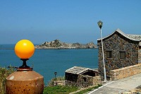　在東莒福正村入村處1個小地方，3種造型的路燈。（圖：摘自王建華臉書）