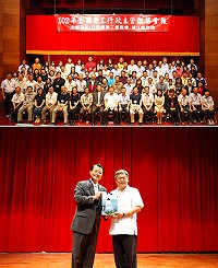 行政院勞委會102年全國勞工行政主管聯繫會報移師馬祖民俗文物館舉行,來自全國各縣市共88位的勞工局處主管齊聚一堂,主委潘世偉(右)特別向縣府感謝大力協助,也勉勵在場同仁共同將勞工工作再往前推進。(圖/文:劉秋月)