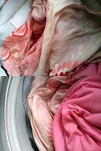 有鄉親昨天透過本報「馬上處理」反映,自來水廠當天所供應的都是黃色的黃土水,造成清洗的棉被污損,水廠已緊急處置。(圖:網友「周小馬」提供)