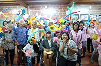 　民政局社福志工下鄉服務走透透，最後一站仁愛社區祖孫憶童玩活動，由志工帶領社區老小巧手彩繪風車、製作千變萬化的創意氣球，在歡樂聲中玩得不亦樂乎。（圖／文：劉秋月）