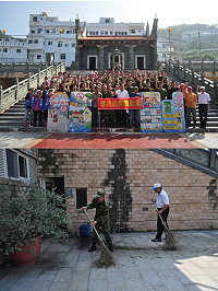 (上圖)莒指部與莒光鄉公所共同舉行「環境清潔總動員」。(下圖)莒指部黃指揮官與莒光鄉柯鄉長帶領,期以最快速度讓莒光鄉恢復市容環境。(圖/文:吳岳衡)