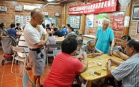 　大家都是傳統棋藝的高手！樂齡學習中心昨天在鐵板生活館舉辦傳統棋藝課程，社區長者參與熱烈，所有桌次馬上坐滿參加者，晚到者只能一旁觀戰。（圖／文：劉秋月）