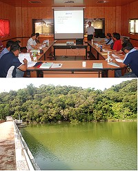 國內水庫藻類毒素專家林財富應邀來馬,提升水廠藻毒防治知能,昨天他們亦前往南竿的儲水澳水庫探勘微囊藻現象。(圖/文:邱竟瑋)