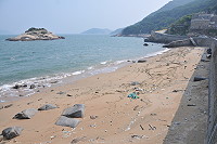 　颱風過後剛清理完畢的芹壁沙灘，東北季風又帶來大批海漂垃圾。（圖／文：陳鵬雄） 