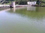 　受惠颱風雨與入秋第一道鋒面的挹注，東湧水庫又上升至滿水位。（圖／文：陳其敏）