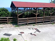 東引圓圓澳附近涼亭,經年受風雨侵蝕,屋頂部分鋪材碎裂掉落路面。(圖/文:陳其敏)