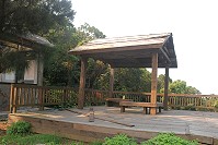 縣府興建在上腰山公車站旁的木質景觀涼亭屋頂損壞,觀光局表示,將委請廠商估價、辦理維修作業。(圖/文:邱竟瑋)