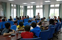 　教育局發展全國唯一抽離式技藝教育課程計畫，透過師徒制讓學生體驗真實職場的情況，教育部今年評鑑給予高度評價，而邁入第二屆國中報名人數是去年的二倍多，顯示地區家長與老師的肯定，昨天在介壽國中舉行102學年度技藝教育課程始業式，也是師生第一次面對面接觸。（圖／文：劉秋月）