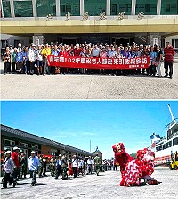 慶祝老人節,南竿鄉公所舉辦東引鄉參訪活動,吸引100位年長鄉親參加;昨天上午搭乘「臺馬輪」出發,縣長楊綏生、民政局長王詩乾前往碼頭為參訪團送行並致贈加菜金,也特別與難得聚集的百位長者大合照。(圖:曹重偉、曹祥官)