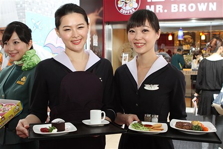 航空公司秋節前夕在機場內候機室展列空廚食品及秋節禮盒。(圖/欣傳媒)