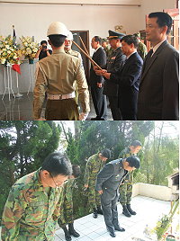 (上圖)馬防部日前舉辦102年秋祭大典,由陳指揮官擔任主祭,以表彰忠烈、撫慰英靈。(下圖)陳指揮官拜祭因公殉職、盡忠職守之前工兵連下士陳厚宇,並期勉官兵皆能效法其為國付出之武德精神。(圖/文:呂則賢)