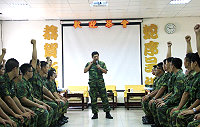 　陳指揮官主持新進官兵座談茶會，關切弟兄到馬服役身心狀況。（圖／文：呂則賢）