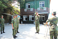 　步兵營營長為楊副參謀長介紹據點地勢。（圖／文：羅尹江）
