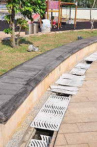 山隴澳口公園水溝蓋破損,工務局今即予更換。(圖:曹重偉)