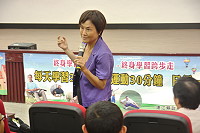 　和諧家庭，從自身做起！名作家陳艾妮女士6日下午受縣府教育局家庭教育中心邀請再次抵馬開講，講題為「婚前教育活動-圓舞曲」，吸引滿座的民眾前往聆聽。（圖／文：沈佳瑩）