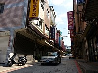村民反映是否可以在馬港舊街郵局前和公車站前設置減速板。(圖/文:宋志富)