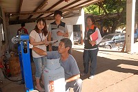縣府昨會同相關單位稽查桶裝瓦斯重量,初步符合規定。(圖/文:邱竟瑋)