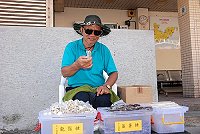 南竿鄉親張瑞平傳承龍鬚糖手藝,調劑退休生活。(圖/文:邱竟瑋)