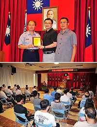 警察結善緣、民間送溫情!在警察局主任秘書高鎮文牽線下,台灣地區友勝多媒體公司特別捐贈縣警局影音記錄器30臺;為表示對該公司的謝意,縣警局特舉辦捐贈典禮,由副局長顏嘉男代表受贈並回贈感謝狀。(圖/文:曹重偉)