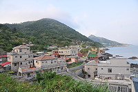 　橋仔從漁村轉型成為休閒觀光富麗漁村，居民重建屋舍打算長住橋仔。（圖／文：陳鵬雄） 
