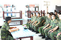 　政戰主任與新兵們輕鬆話家常並勉勵新兵們轉念，為自己在外島的日子定下一個目標。（圖／文：賴騰彥）