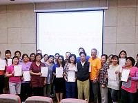 馬管處102年解說志工及觀光導覽特殊訓練莒光課程結束,發給結業證書。(圖:馬管處提供)