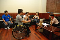 　台北市輪椅運動協會預計來馬拍攝輪椅籃球國手呂駿逸的故事，昨天拜會縣府尋求支援，縣長楊綏生指示全力配合，讓馬祖為身障者盡一份心力。（圖／文：劉秋月）