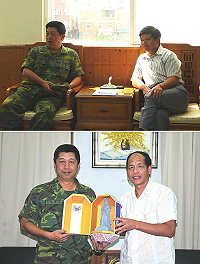 秋節前夕,馬防部指揮官陳曉明先後拜訪連江縣政府及連江縣議會,受到縣長楊綏生、議長陳貴忠的熱情歡迎;陳貴忠致贈特別設計的「媽祖平安風燈雕像」當作秋節禮品。(圖/文:曹重偉)