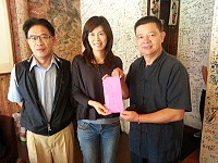 本報記者劉秋月(圖中)申調新北市教育局,縣長楊綏生贈牌肯定新聞報導持平及立論見解深入表現。(圖:本報編輯部)