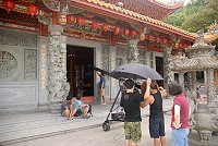 公視團隊14日起來馬訪談前自衛隊員,昨天並前往馬祖境天后宮,拍攝媽祖神像莊嚴面容。(圖/文:邱竟瑋)