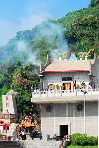 　東引「白王爺廟」辦理秋節祭拜活動，不慎引起廟宇後方山坡小火警，消防車迅速趕到滅火。（圖／文：陳其敏）