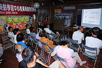 　為鼓勵年長鄉親多吸收理財資訊及居家安全常識，樂齡學習中心18日晚間特別於鐵板生活館舉辦「中高齡理財&居家安全講座」，邀請講師楊茜如現身說法。（圖／文：曹重偉）