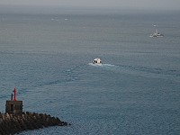 　中秋節連假遇上颱風來攪亂，昨天東引地區利用「利隆號」與直升機突圍，輸運54名旅客前往南竿。（圖／文：陳其敏）