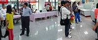　縣府交通局在松山機場值班，掌握即時搭機動態及立委陳雪生服務處昨仍派團隊進駐松機，共同服務鄉親，獲鄉親旅客稱讚。（圖：摘自陳傳宗、王冠予臉書）