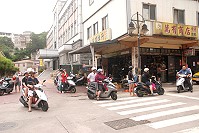 在「天兔」颱風的陰影下,馬祖空中交通昨部分正常,多名旅客維持原訂計畫,租用機車環遊南竿。(圖/文:邱竟瑋)
