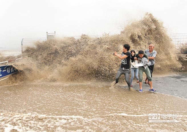 受颱風「天兔」影響,錢塘江潮水顯得格外凶猛,擊打在堤岸上的浪高最高已接近10米。(CFP)
