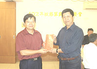 　楊縣長代表縣府致贈馬防部陳指揮官秋節加菜金。（圖／文：林廷宇）