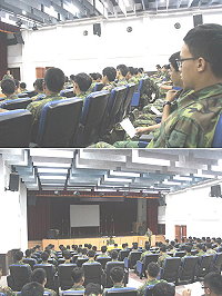 (上圖)在場屆退官兵弟兄專注聆聽章指揮官的教誨章。(下圖)指揮官提醒屆退官兵弟兄心態要正確。(圖/文:羅尹江)