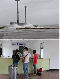 　海象有多惡劣？看看猛澳碼頭的白浪花就知道。側風強勁直升機也無法順利起飛，已經劃位旅客只好無奈地辦理退票手續。（圖／文：林冰芳）