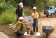 縣府工務局23日會同政風室及本縣施工查核小組前往南竿鄉志清電廠旁道路工地,了解混凝土澆置情形,以保行車安全。(圖/文:邱竟瑋)