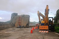 　東引中柱橋至污水處理廠段道路進行整建，僅開放單線通行，鄉公所籲駕駛人避開施工路段。（圖／文：陳其敏） 