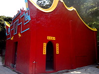 門上寫著「敬神有神在、不敬也不怪」,大坵白馬大王廟終年大門敞開,島上梅花鹿不敢擅闖入內。(圖/文:陳鵬雄)