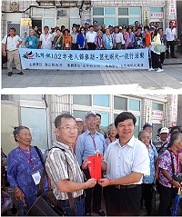 北竿鄉公所今年政經參訪活動跨海前往莒光鄉,活動當天先來到南竿福澳碼頭等候航班,縣長楊綏生、副縣長陳敬忠專程到碼頭致意並致贈程儀,祝賀北竿鄉親玩得開心。(圖/文:曹重偉)